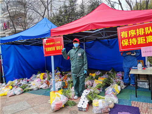 刘怀博：常青花园第四社区小区分发团购物资.jpg